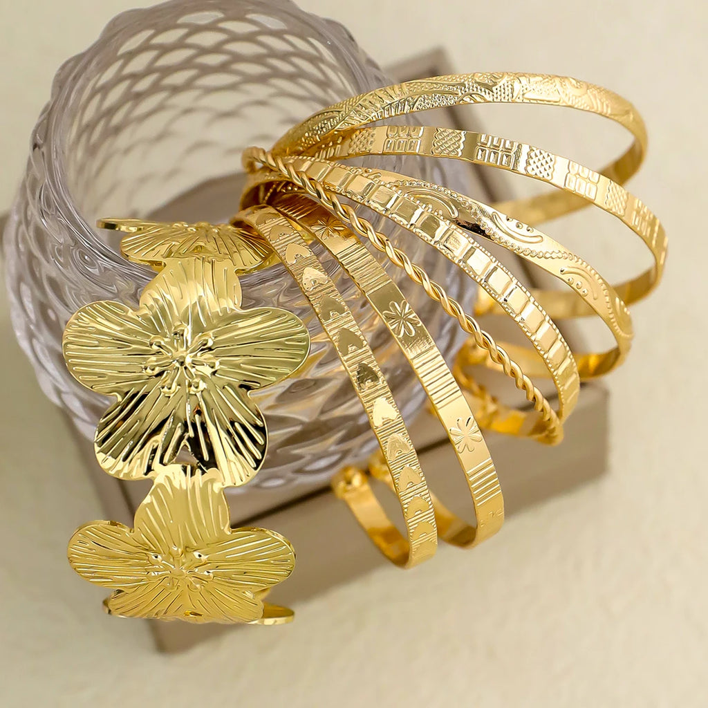 Ensemble de 8 bracelets joncs larges en métal, élégants et vintage, avec motif floral et pièces de monnaie anciennes, pour femmes, pour la plage, les fêtes, les rendez-vous, un cadeau, à porter au quotidien.