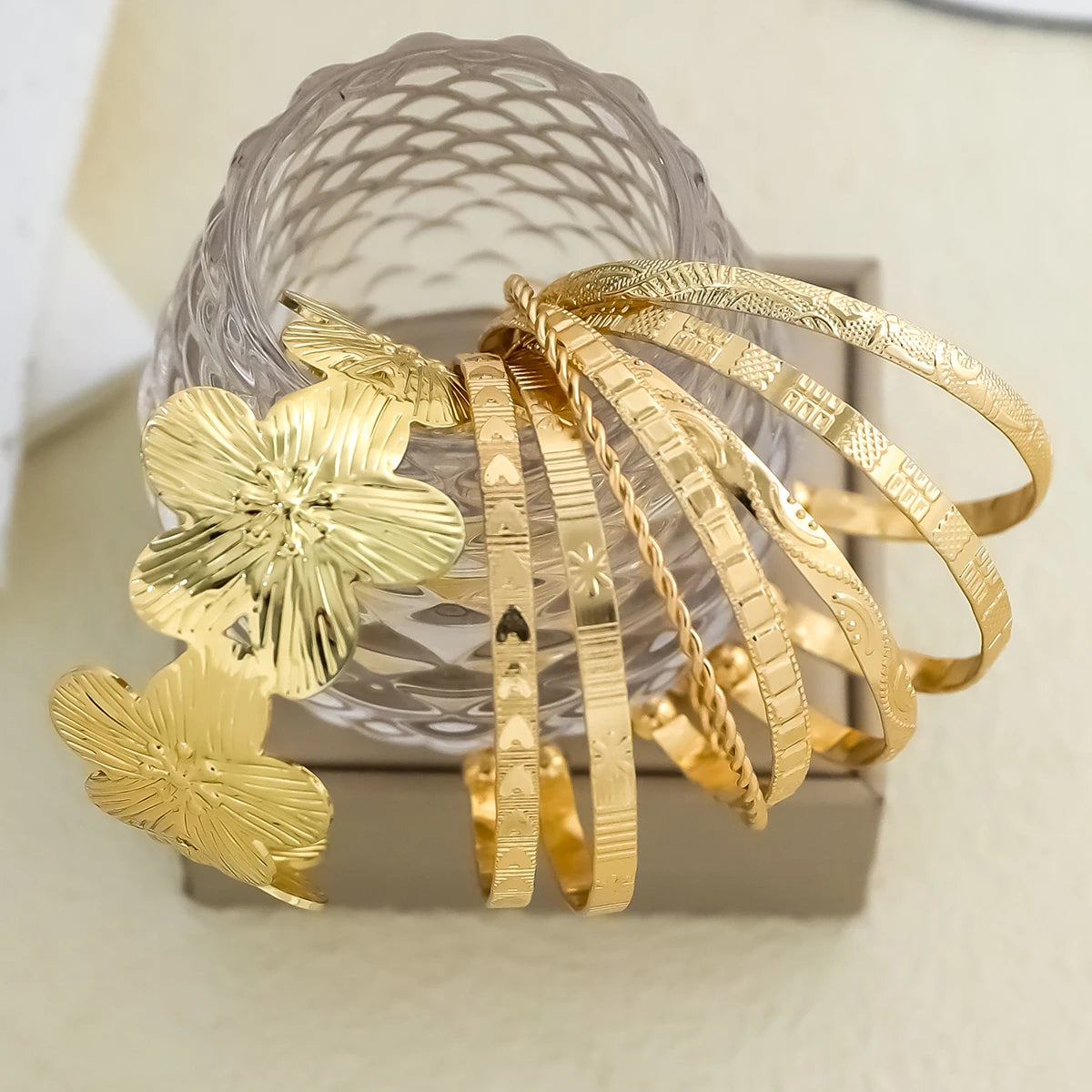 Ensemble de 8 bracelets joncs larges en métal, élégants et vintage, avec motif floral et pièces de monnaie anciennes, pour femmes, pour la plage, les fêtes, les rendez-vous, un cadeau, à porter au quotidien.