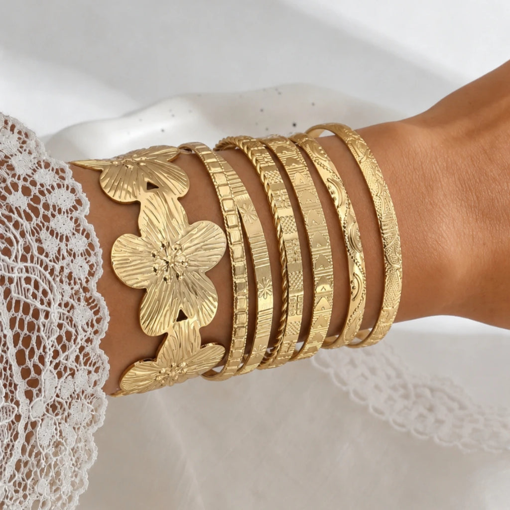 Ensemble de 8 bracelets joncs larges en métal, élégants et vintage, avec motif floral et pièces de monnaie anciennes, pour femmes, pour la plage, les fêtes, les rendez-vous, un cadeau, à porter au quotidien.