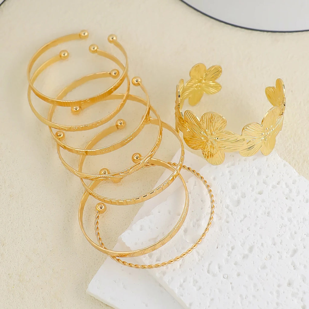 Ensemble de 8 bracelets joncs larges en métal, élégants et vintage, avec motif floral et pièces de monnaie anciennes, pour femmes, pour la plage, les fêtes, les rendez-vous, un cadeau, à porter au quotidien.