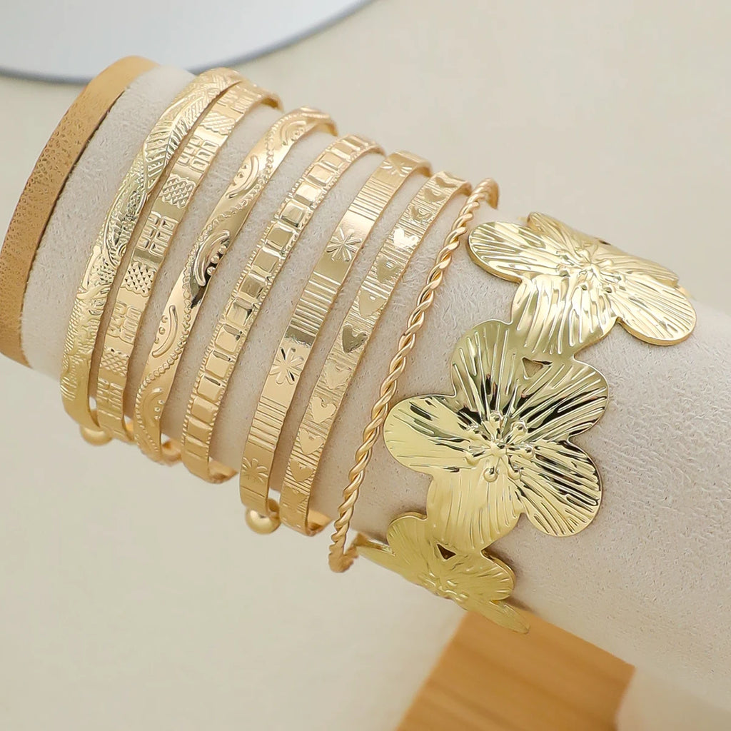Ensemble de 8 bracelets joncs larges en métal, élégants et vintage, avec motif floral et pièces de monnaie anciennes, pour femmes, pour la plage, les fêtes, les rendez-vous, un cadeau, à porter au quotidien.